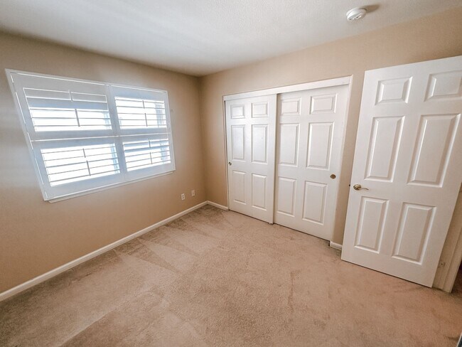 Building Photo - Large Home in Dublin Available Now!