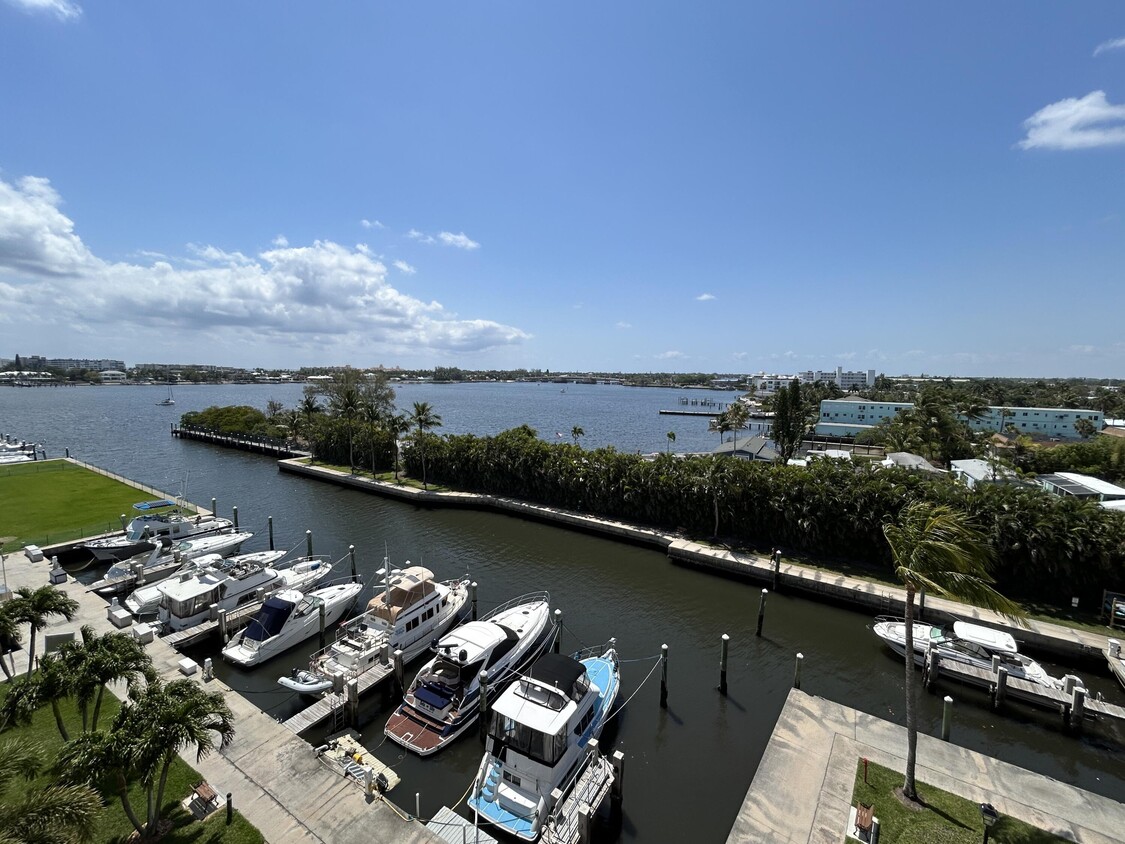 Foto principal - 806 E Windward Way