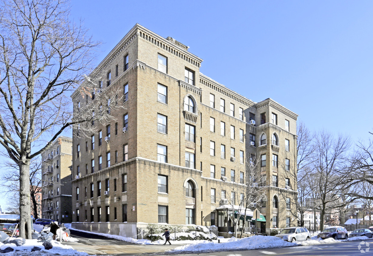 Foto principal - 3619 Bowne St