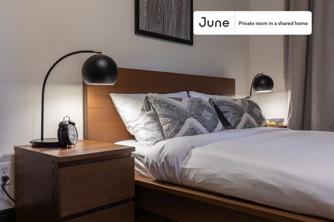 Foto del edificio - Private bedroom in 5 bed/2 bath Home