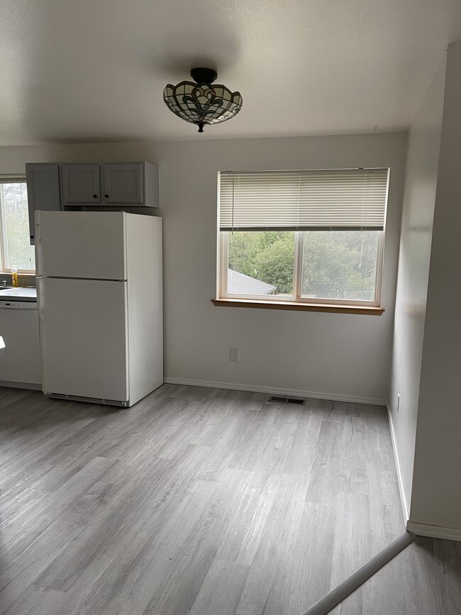 Building Photo - 242 Bower Ln