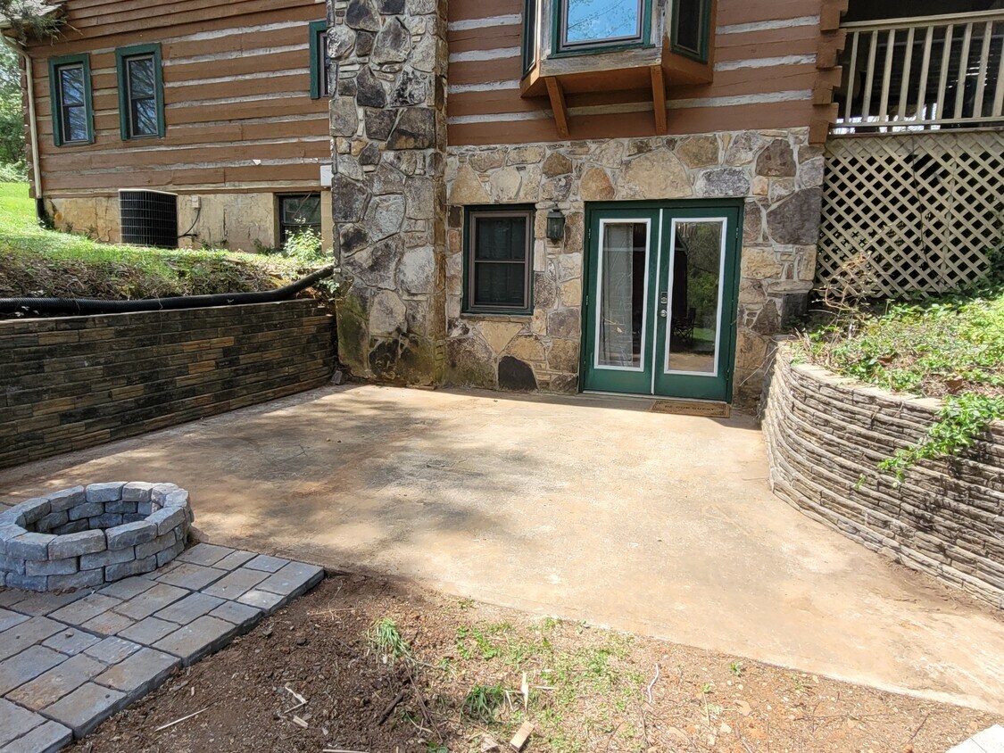 Outdoor space with fire pit - 9532 Middlebrook Pike