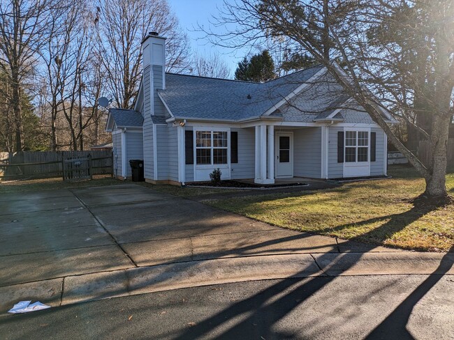 Building Photo - 2 Bedroom, Ready for Immediate Move In!