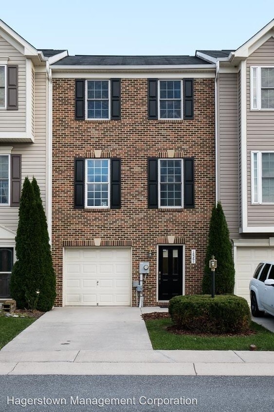 Foto principal - 3 br, 2.5 bath House - 18261 Roycroft Drive