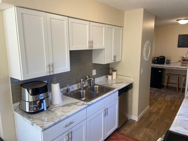 Foto del edificio - 2121 Marwood Dr