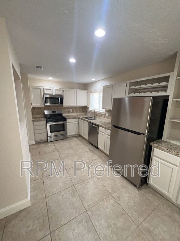 Foto del edificio - 7402 Wood Bluff Blvd