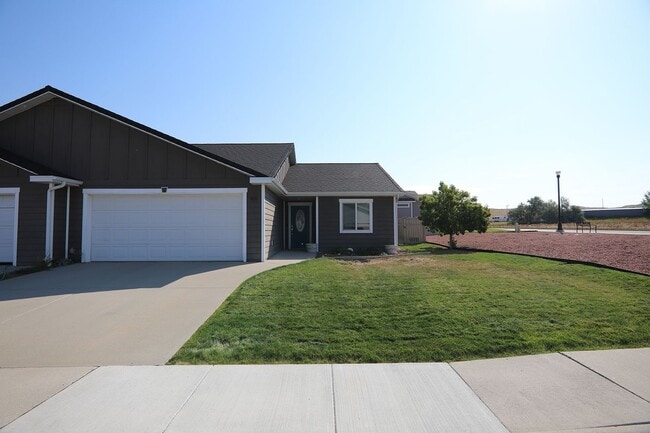 Building Photo - Newer patio home