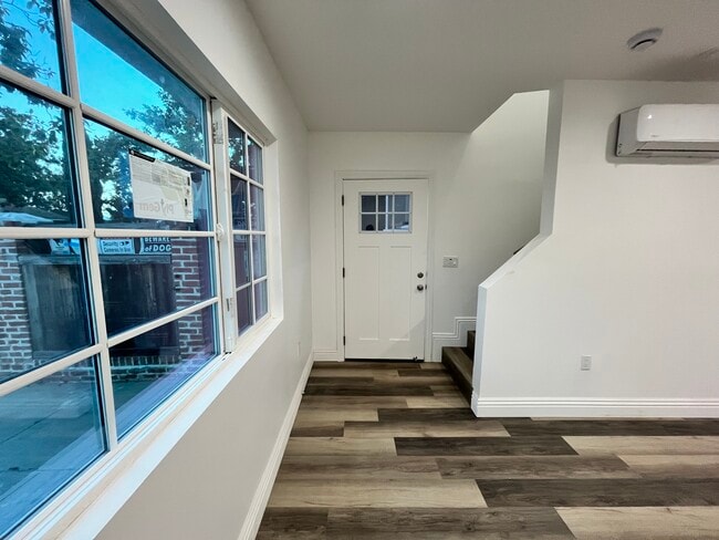 Building Photo - 301 S La Peer Dr