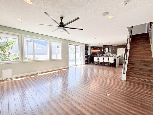 Foto del edificio - Luxury 5-Bedroom Rental with Pool, Finishe...