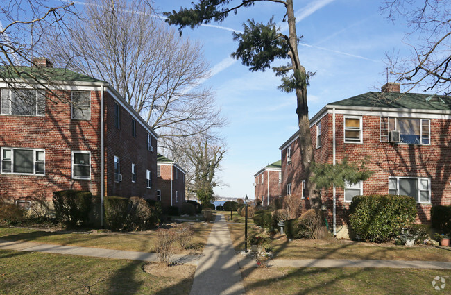 Building Photo - Dolphin-Green Apartments