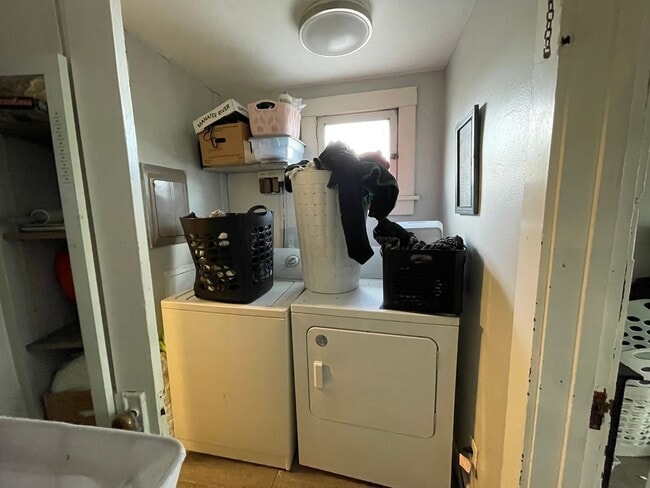 Building Photo - Upper 2 Bedroom Unit of Duplex