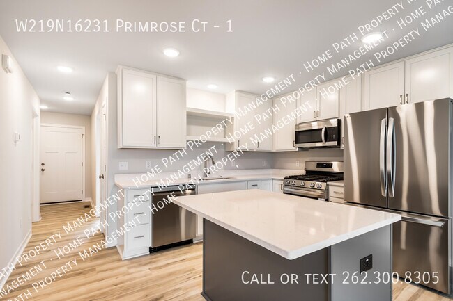 Foto del edificio - W219N16231 Primrose Ct