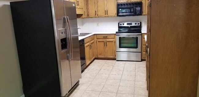 Kitchen with eating area - 18 Chase Plantation Pkwy