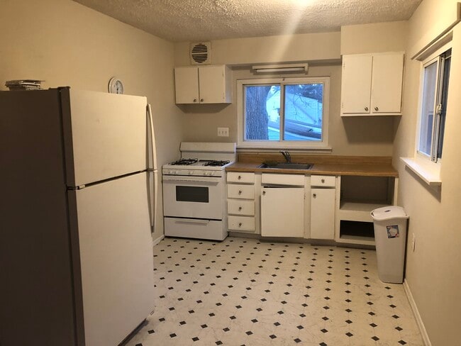 Building Photo - 528 Kuethe Rd NE