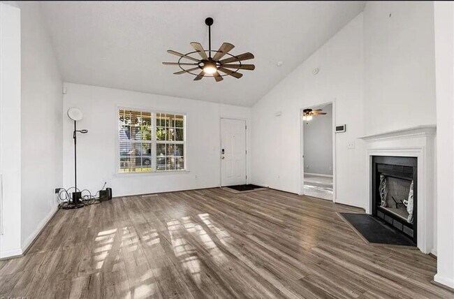 Foto del edificio - Charming 3Bed/2Bath house with 1 car garag...