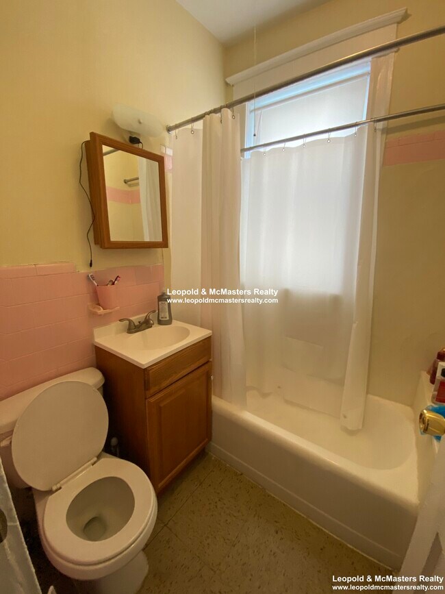 Building Photo - 8 Woodstock Ave
