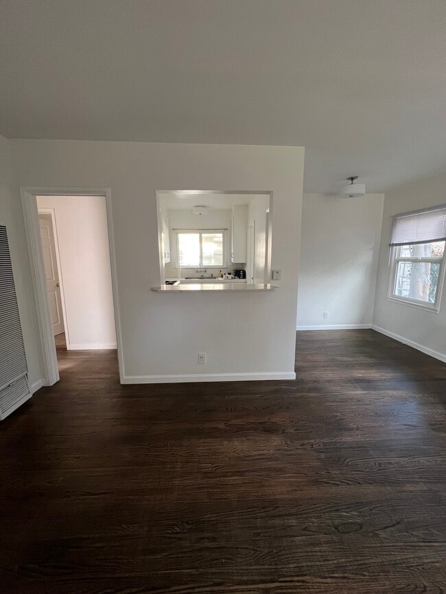 Building Photo - 702 N Catalina St