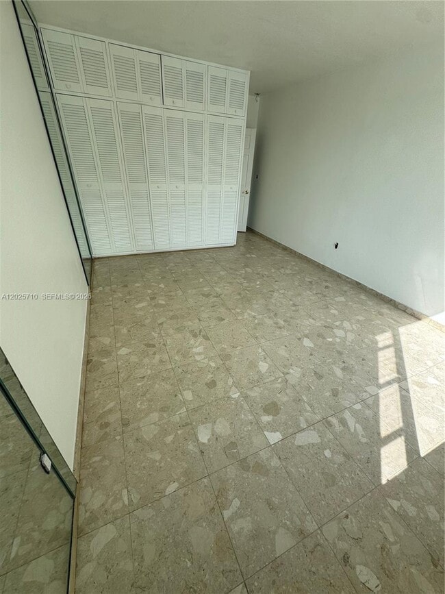 Building Photo - 10281 E Bay Harbor Dr