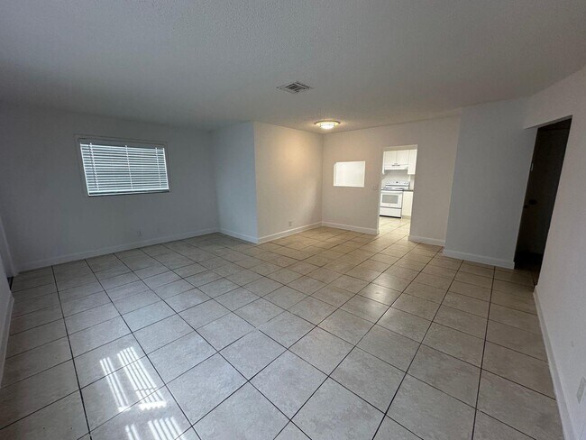 Building Photo - 3408 Riverside Dr