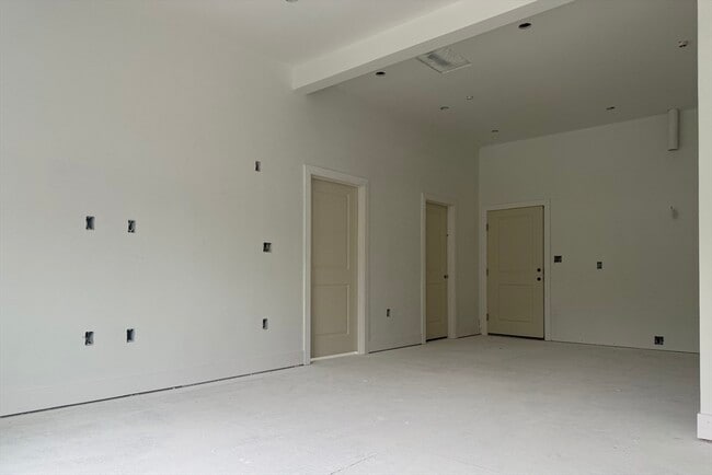 Building Photo - 251 Sladen St