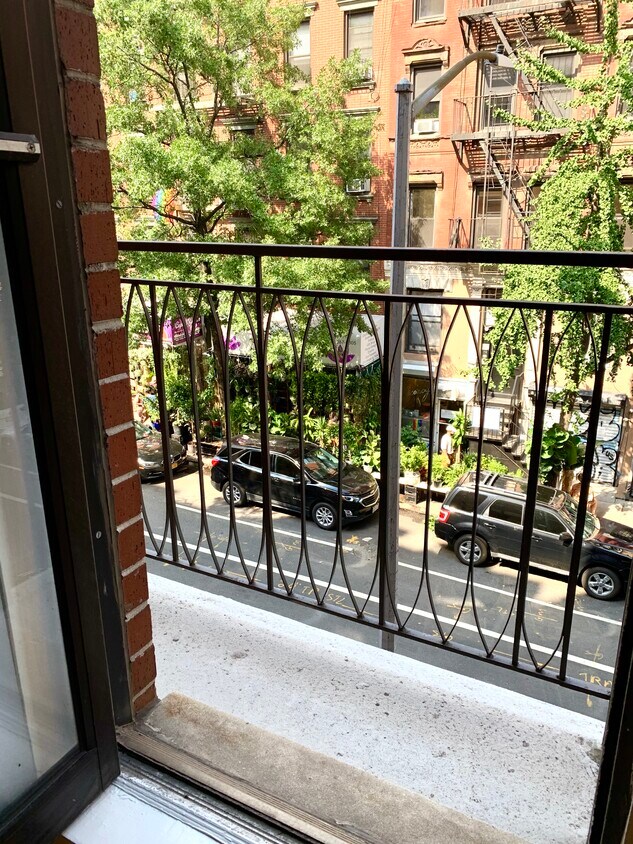 Primary Photo - 254 E 10th St
