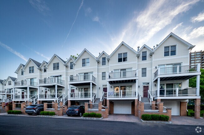 Foto del edificio - 168-06 Powells Cove Blvd