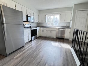 Building Photo - 11125 River Hills Dr