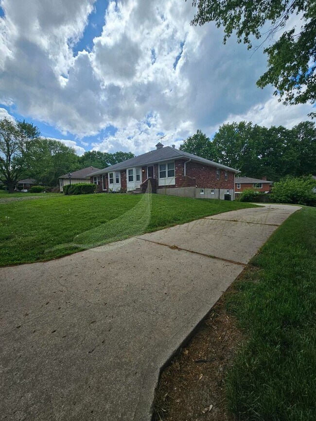 Building Photo - TOWNHOME IN BLUE SPRINGS!!!