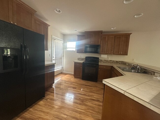 Building Photo - $500 off for first month rent