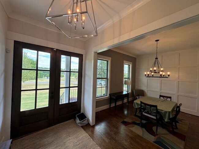 Building Photo - Lightly Furnished 4BR, 4BA Chapel Hill Hom...