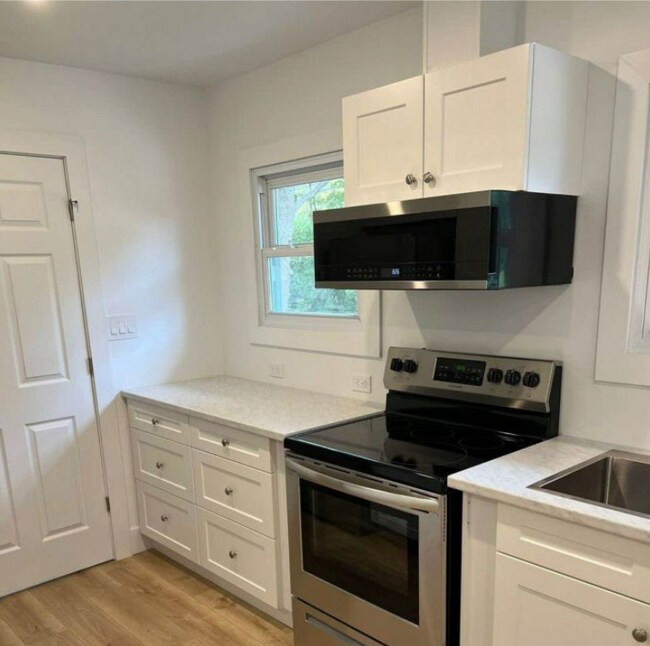 Building Photo - 2-Bedroom 1 bathroom Modern Rental -264 Ne...