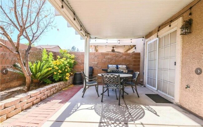Foto del edificio - Freshly updated 3 bedroom townhouse near Bermuda and Cactus will be ready to move in by begining ...