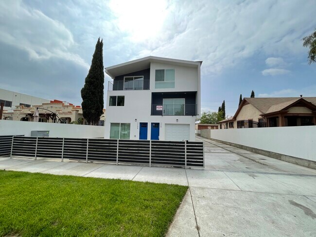 Building Photo - 1119 N Berendo St