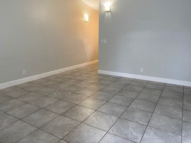 Building Photo - 24 SW 4th Ave