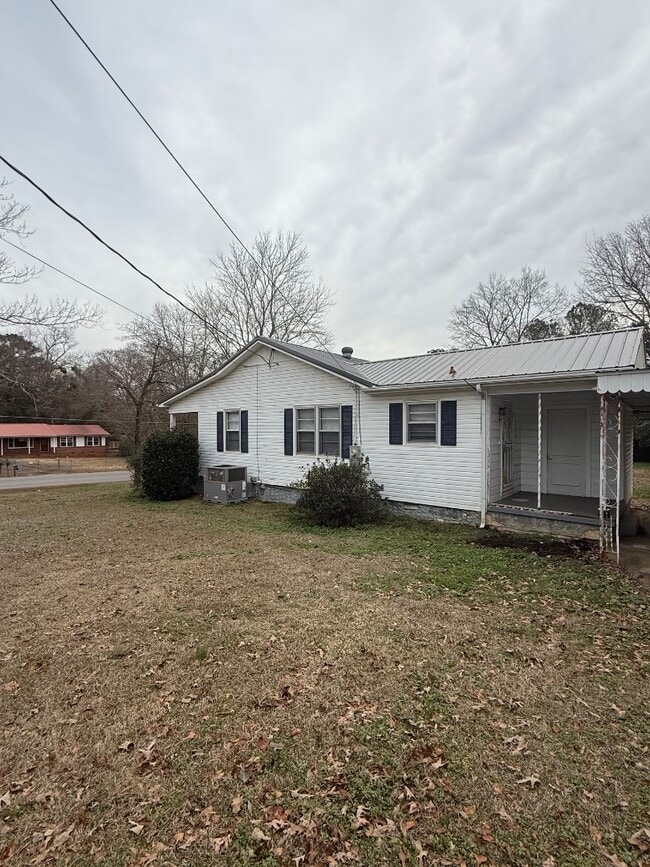 Building Photo - 1300 Woodland Dr