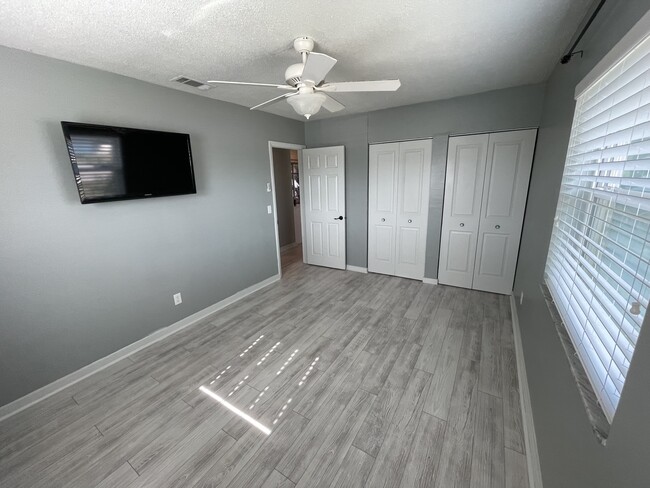 Front bedroom - 21733 Edgewater Dr