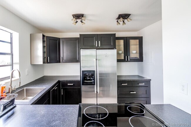 Building Photo - 1418 Collins Ave