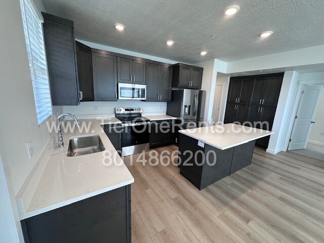 Building Photo - Move-in special: $500 off First months rent