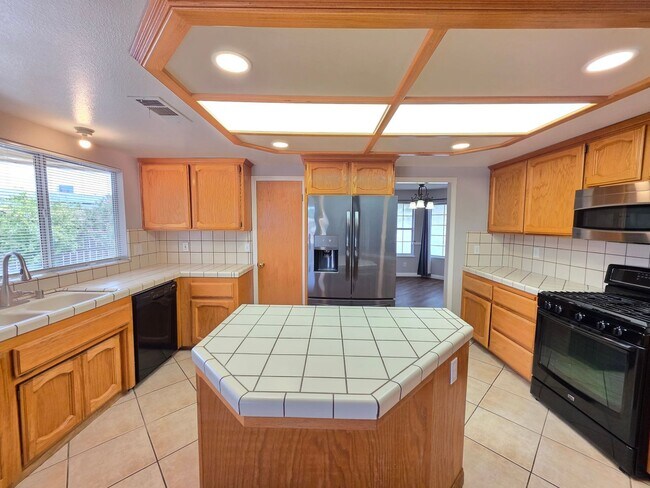 Building Photo - Spacious 4 Bedrooms & 3 Full bathroom Home with Over 2,200 Sq Ft on a Corner Lot!