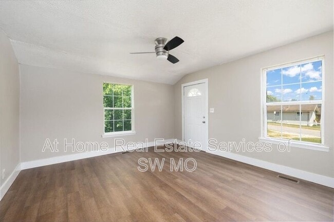 Building Photo - 711 S Nettleton Ave