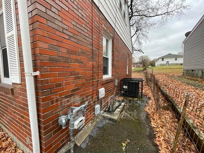 Building Photo - 802 Rowles Ave