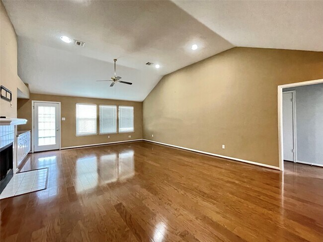 Building Photo - 11010 Springsong Dr