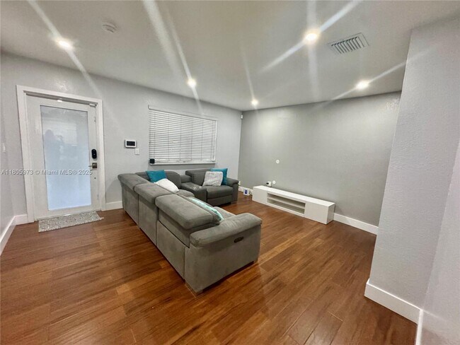 Foto del edificio - 3010 N 73rd Ave