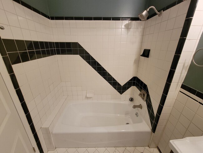 Bathroom / shower tub - 792 Hayes St