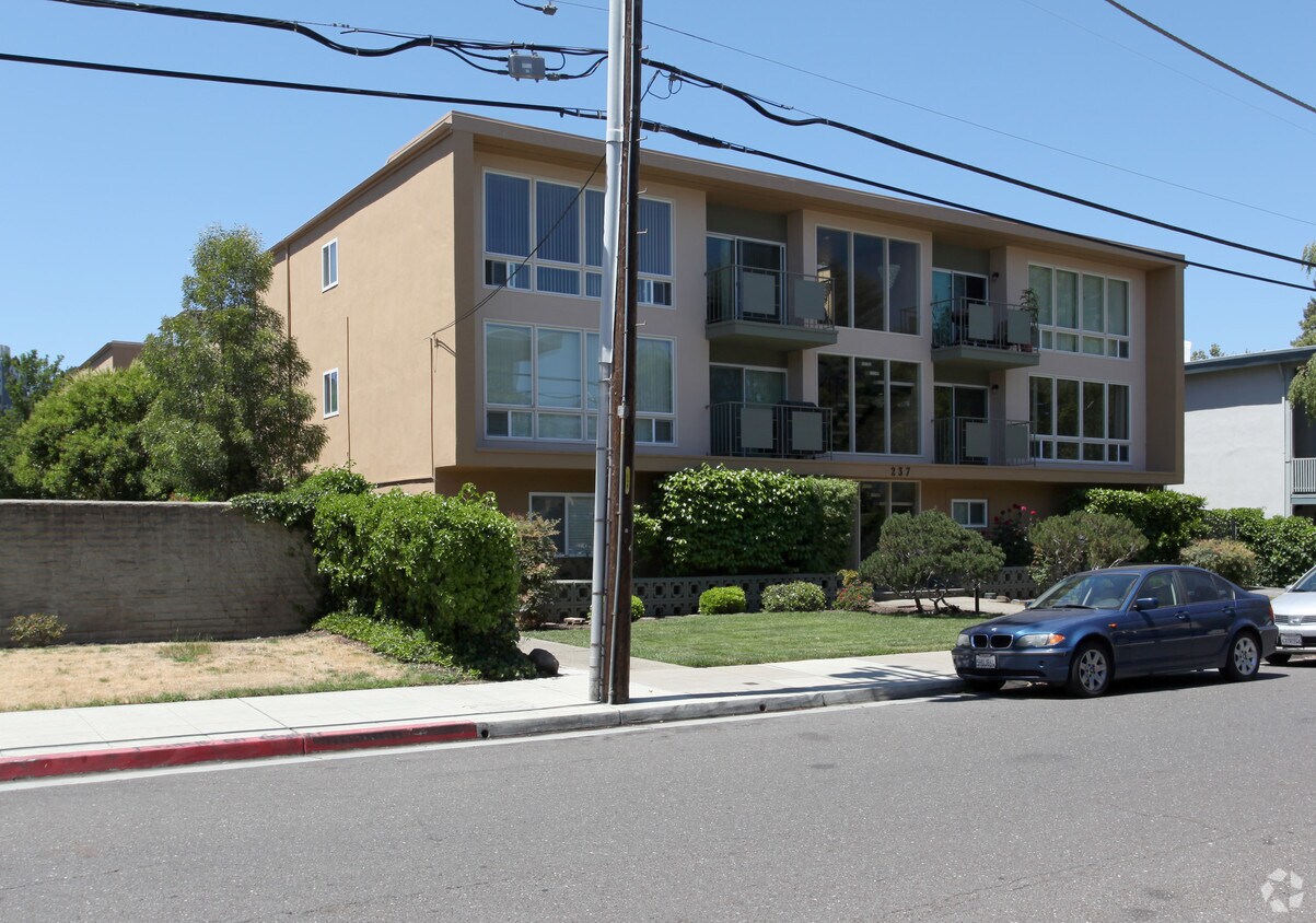 Building Photo - 237 Elm