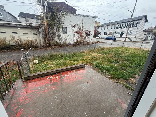 Photo - Newly Renovated 2 Bedroom House for Rent!