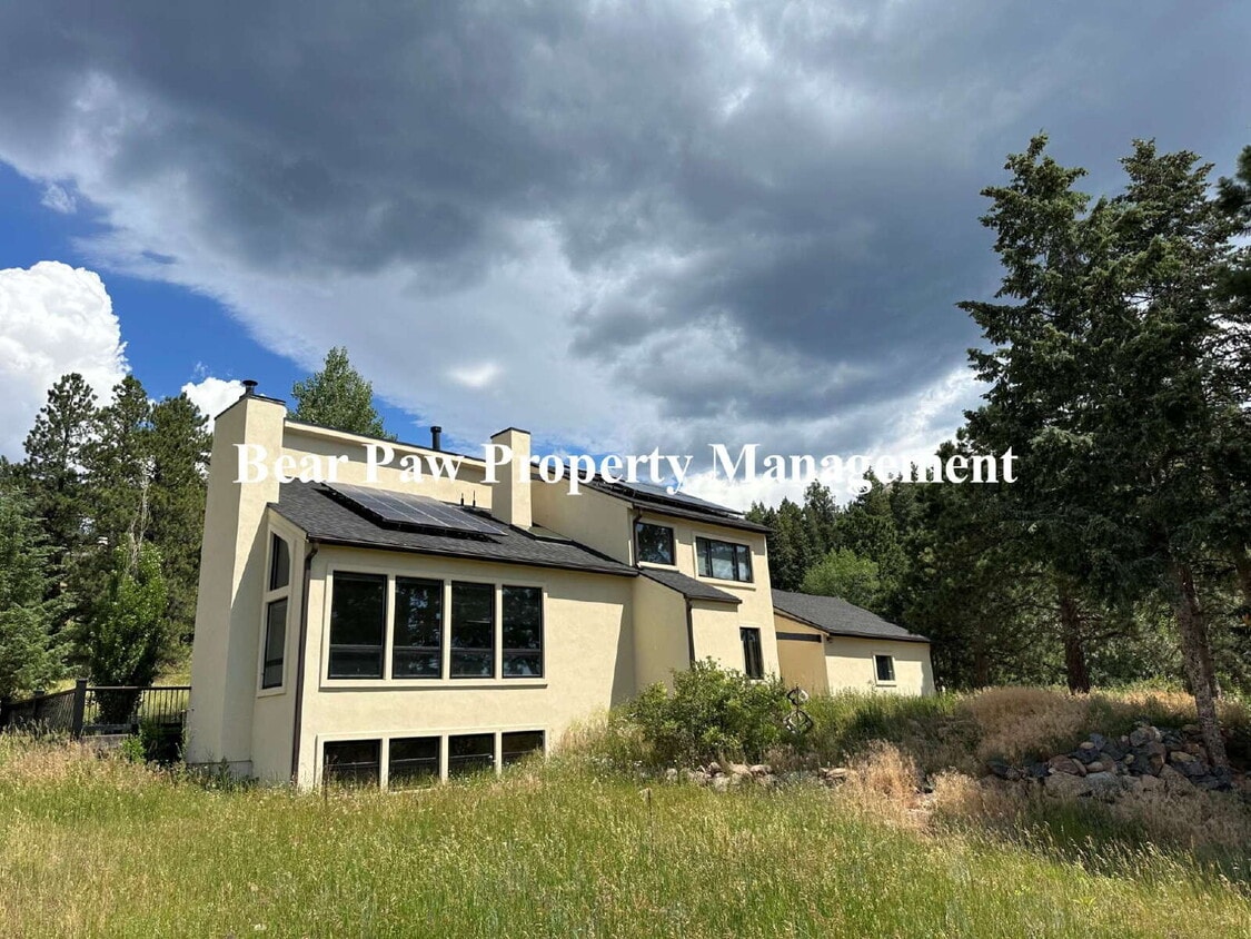 Primary Photo - Spacious 4-Bed, 4.5-Bath Retreat in with B...