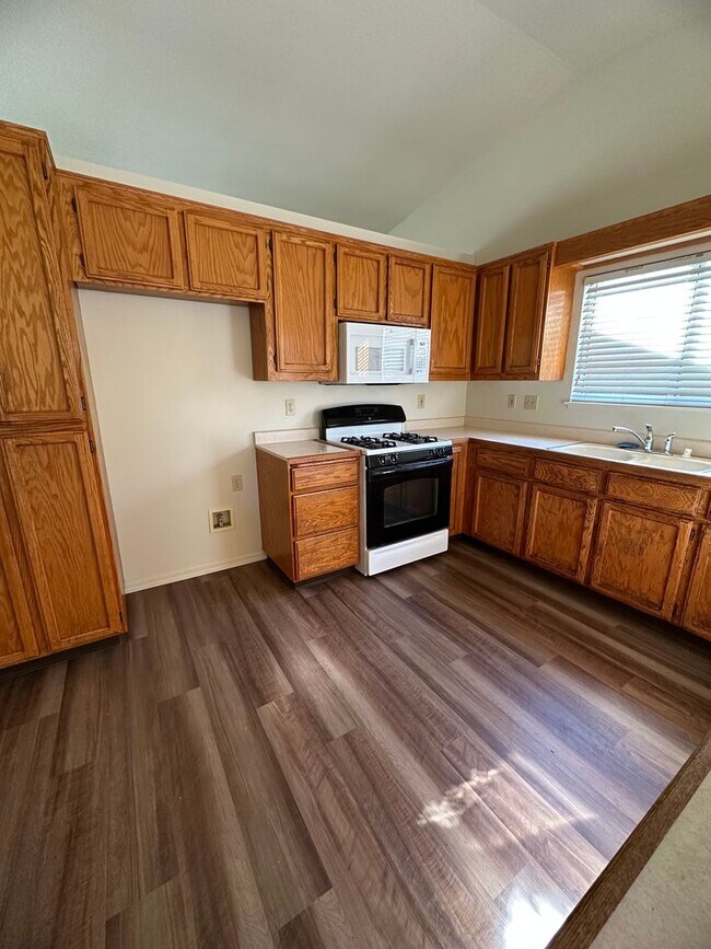 Foto del edificio - 4 BED 2 BATH HOME IN A GREAT LOCATION