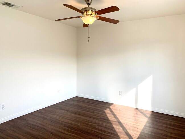 Foto del edificio - 2134 S Cloverdale Ave