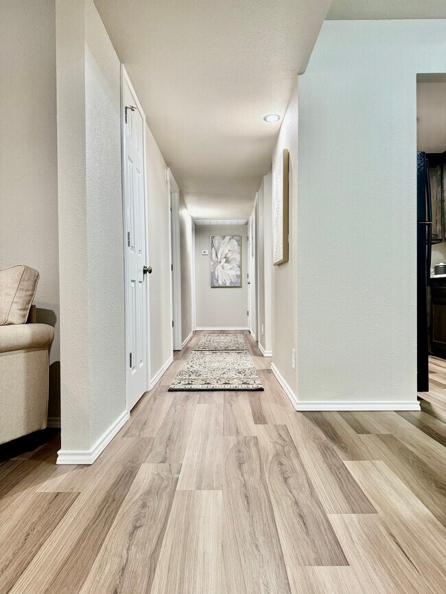 Pasillo de dos dormitorios y dos baños - Midtown Apartments